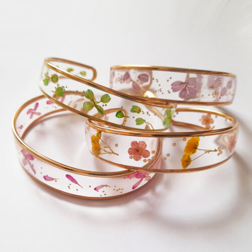 Bracelet esprit floral pétales de fleur bijou nature en résine et fleurs naturelles rose bijoux végétal